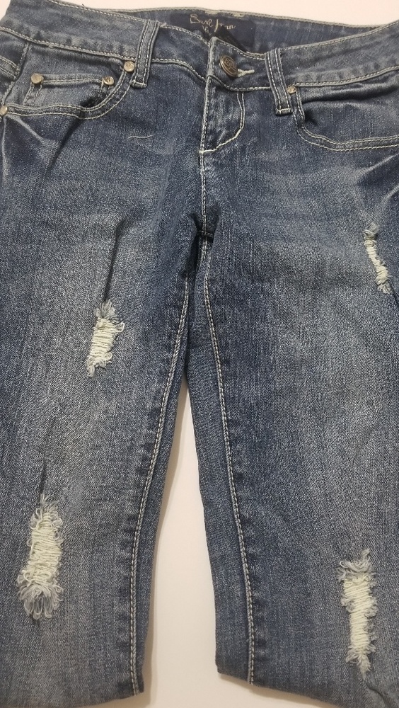 Earl distressed Jean's size 1 with crystals - Picture 5 of 8